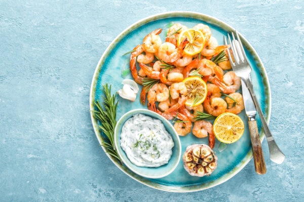 A healthy seafood platter of shrimp with lemon and tartar sauce