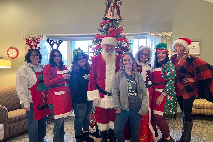 Magnolias_Of_Chambersburg_Team_With_Santa_MrsClaus