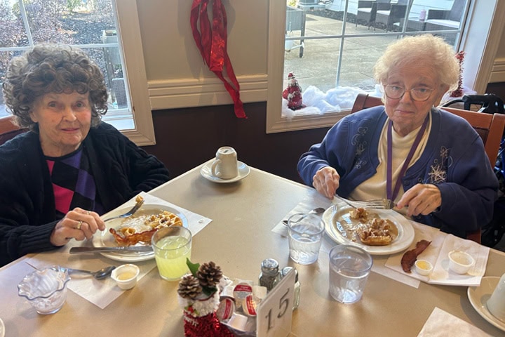 Seniors enjoying breakfast