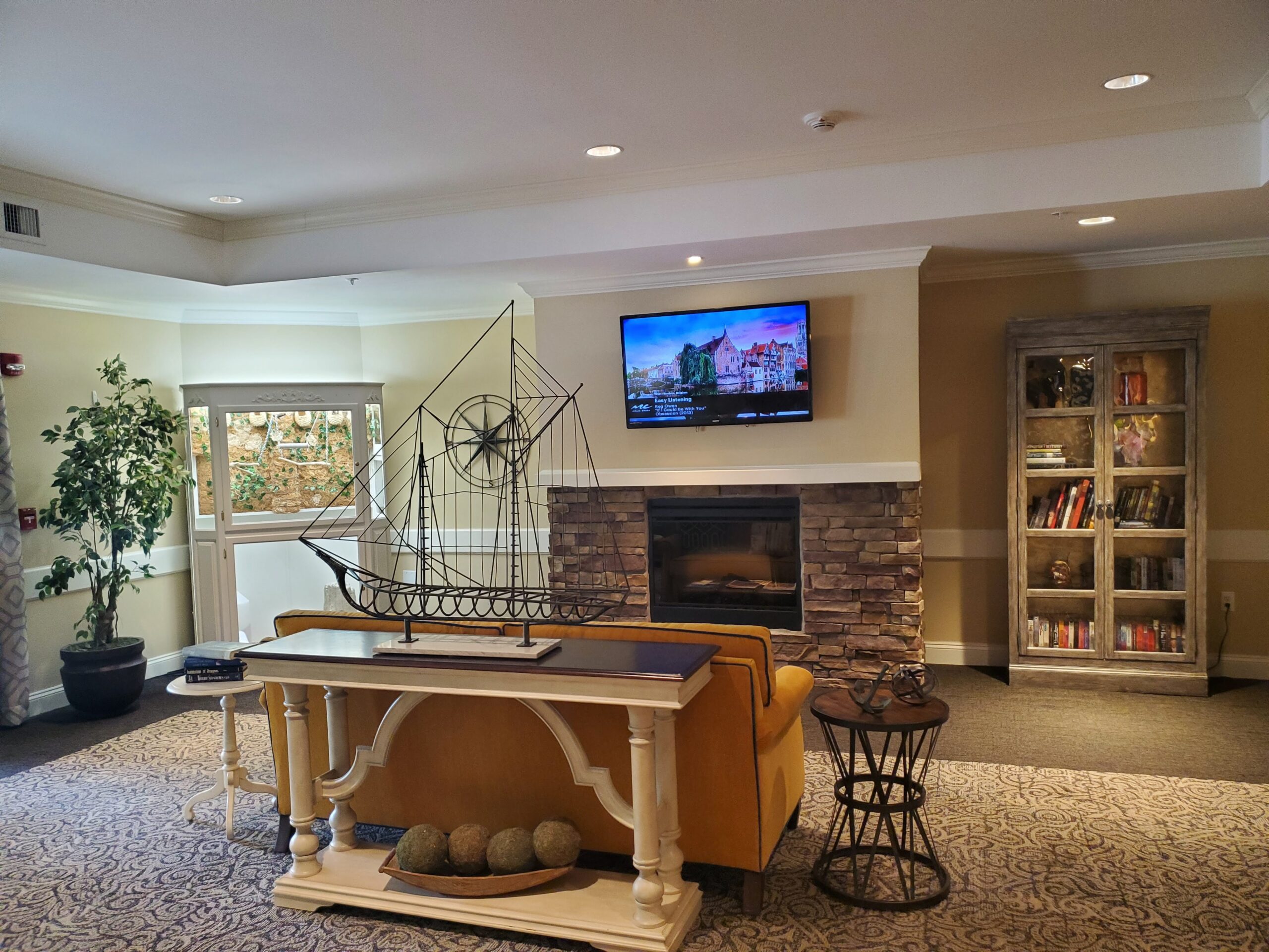 candle light cove room with tv and couches