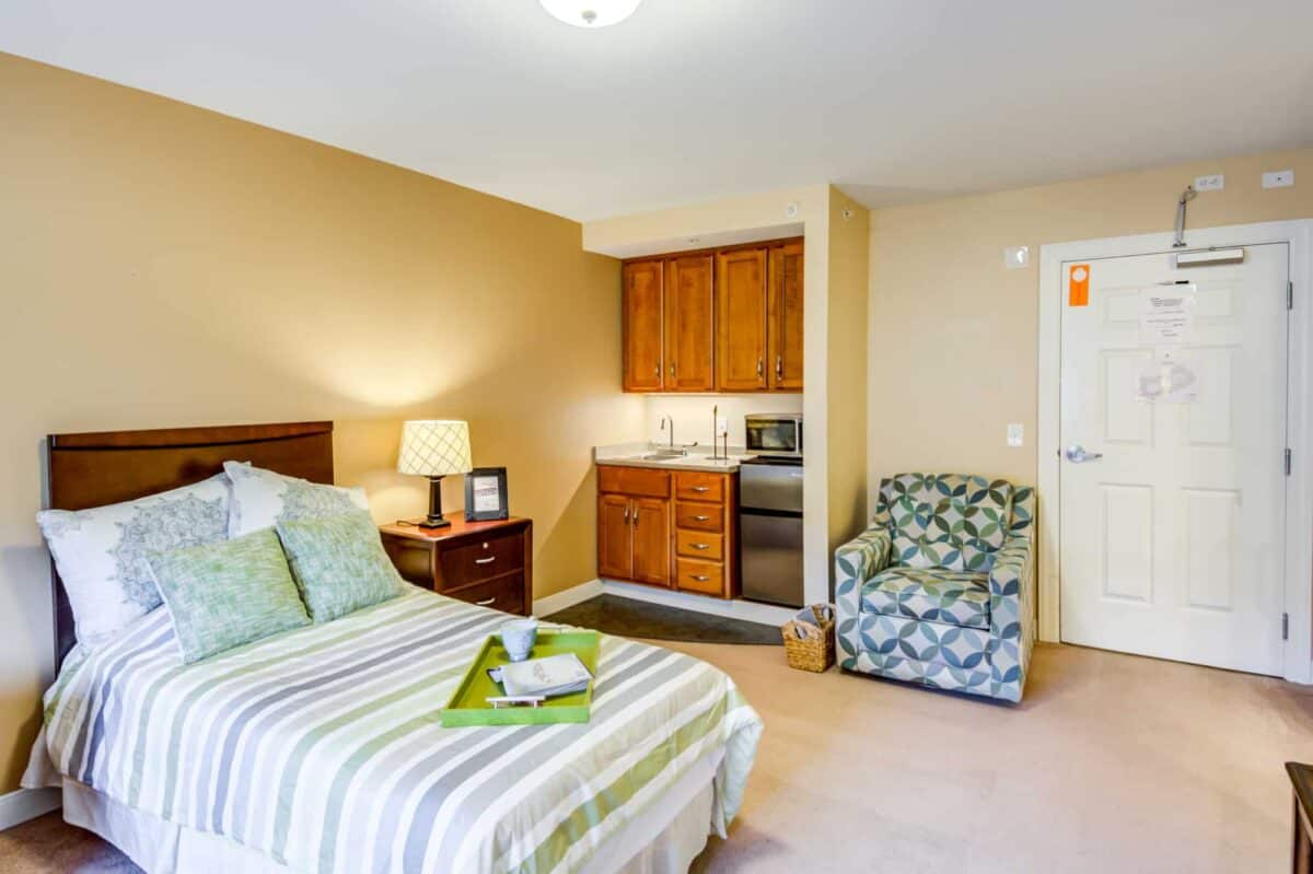 Studio apartment with bed and kitchenette