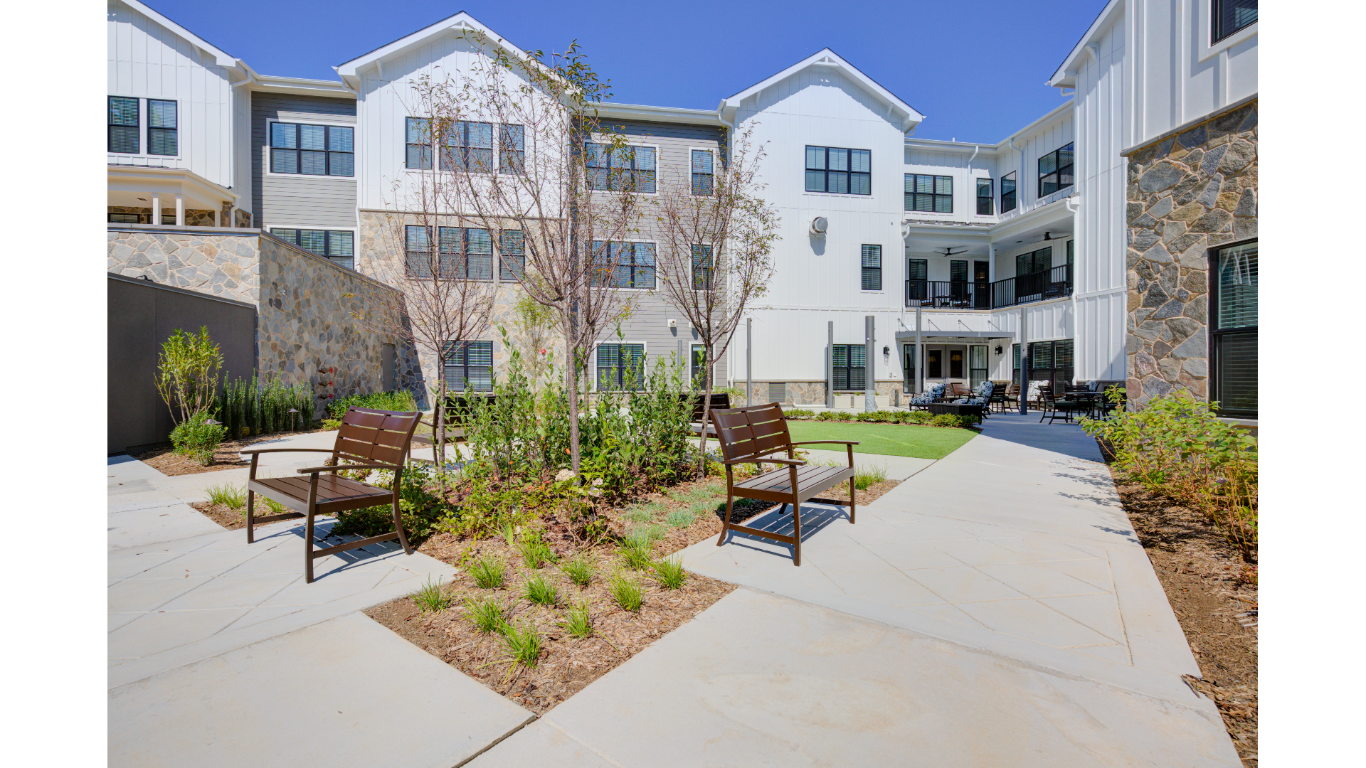 Residence at Colvin Run dining exterior